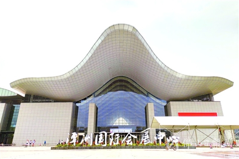 佛山市的展览会馆名称为“潭洲国际会展中心”，地址位于广东省佛山市顺德区工展路1号
